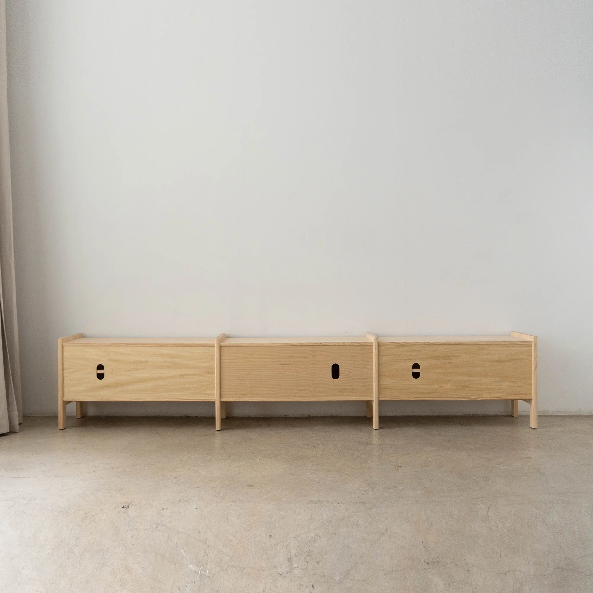 Large Mendia TV furniture in solid wood for vinyl records 3 doors 301 cm - Image 10