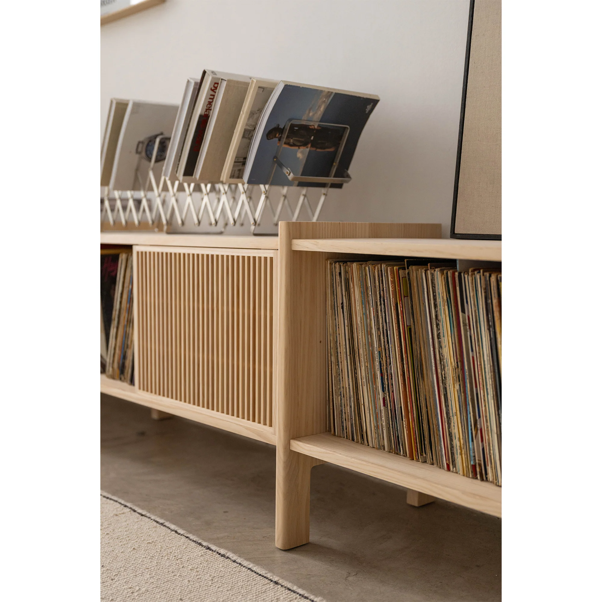 Large Mendia TV furniture in solid wood for vinyl records 3 doors 301 cm - Image 4