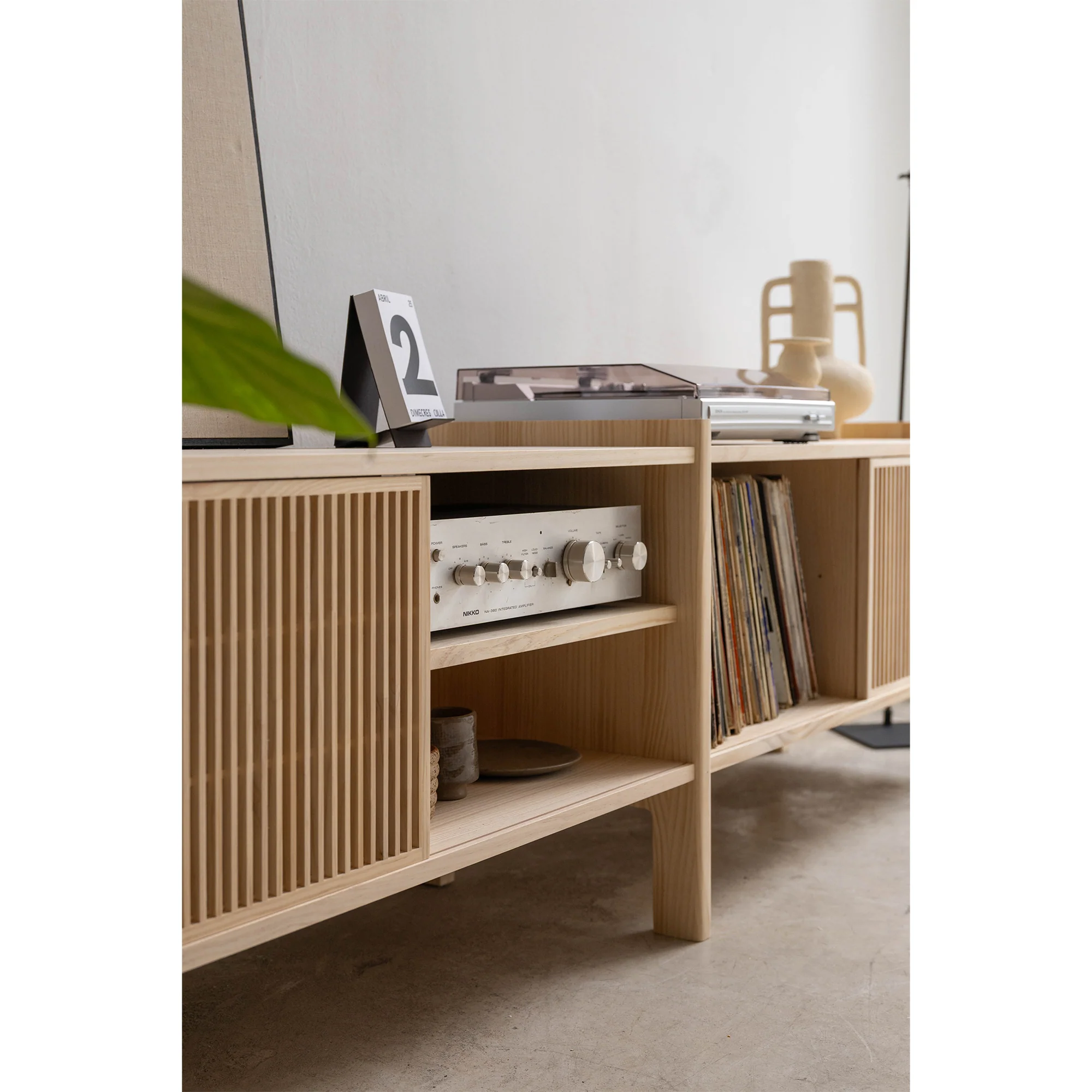 Medium Mendia TV furniture in solid wood for vinyl records 2 doors 201 cm - Image 3