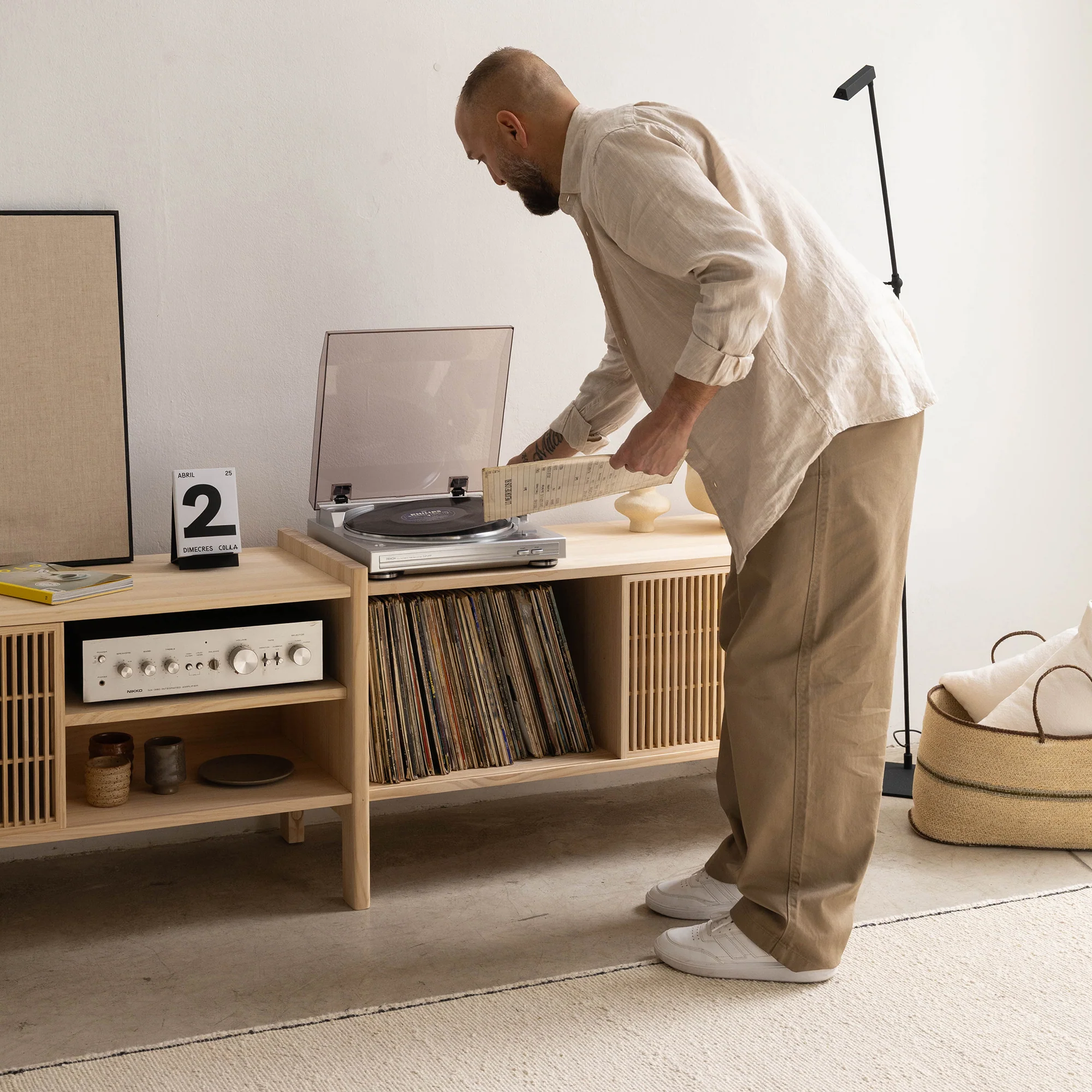 Medium Mendia TV furniture in solid wood for vinyl records 2 doors 201 cm - Image 4