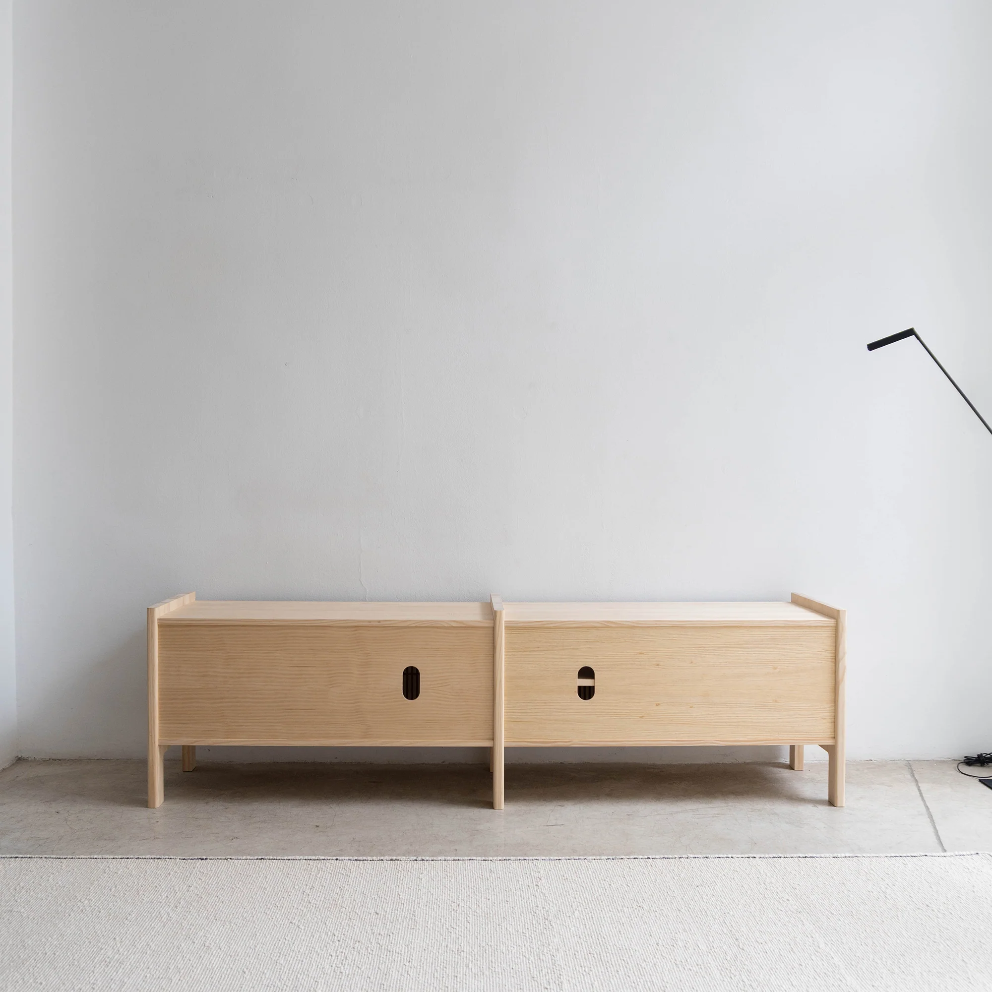 Medium Mendia TV furniture in solid wood for vinyl records 2 doors 201 cm - Image 8